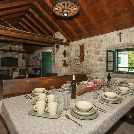 Idol Villa Prapatnica