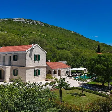 Idol Villa Prapatnica