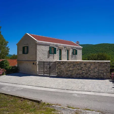 Idol Villa Prapatnica